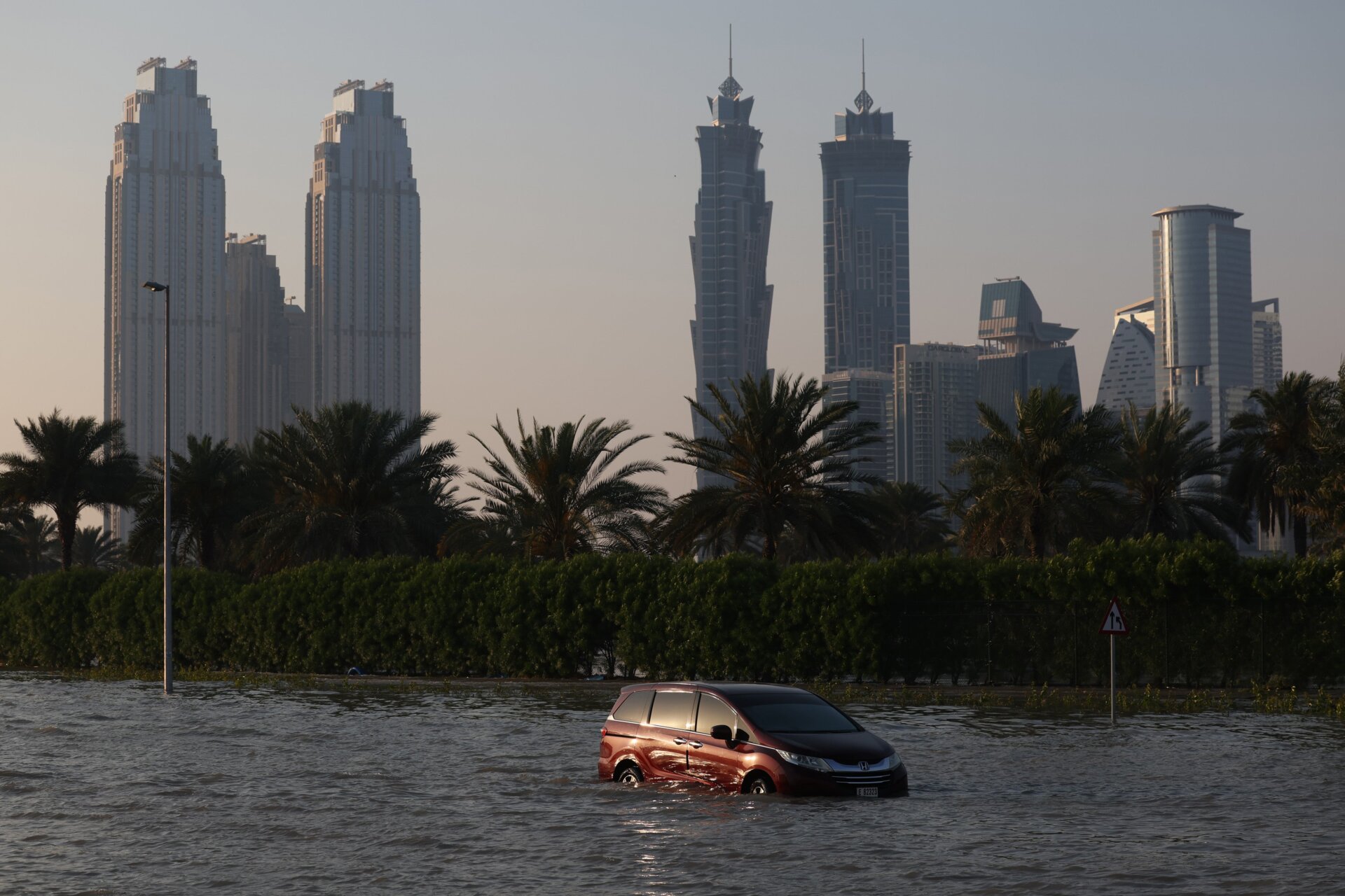 Un véhicule abandonné sur une autoroute inondée après une tempête de pluie à Dubaï, aux Émirats arabes unis, le mercredi 17 avril 2024. 