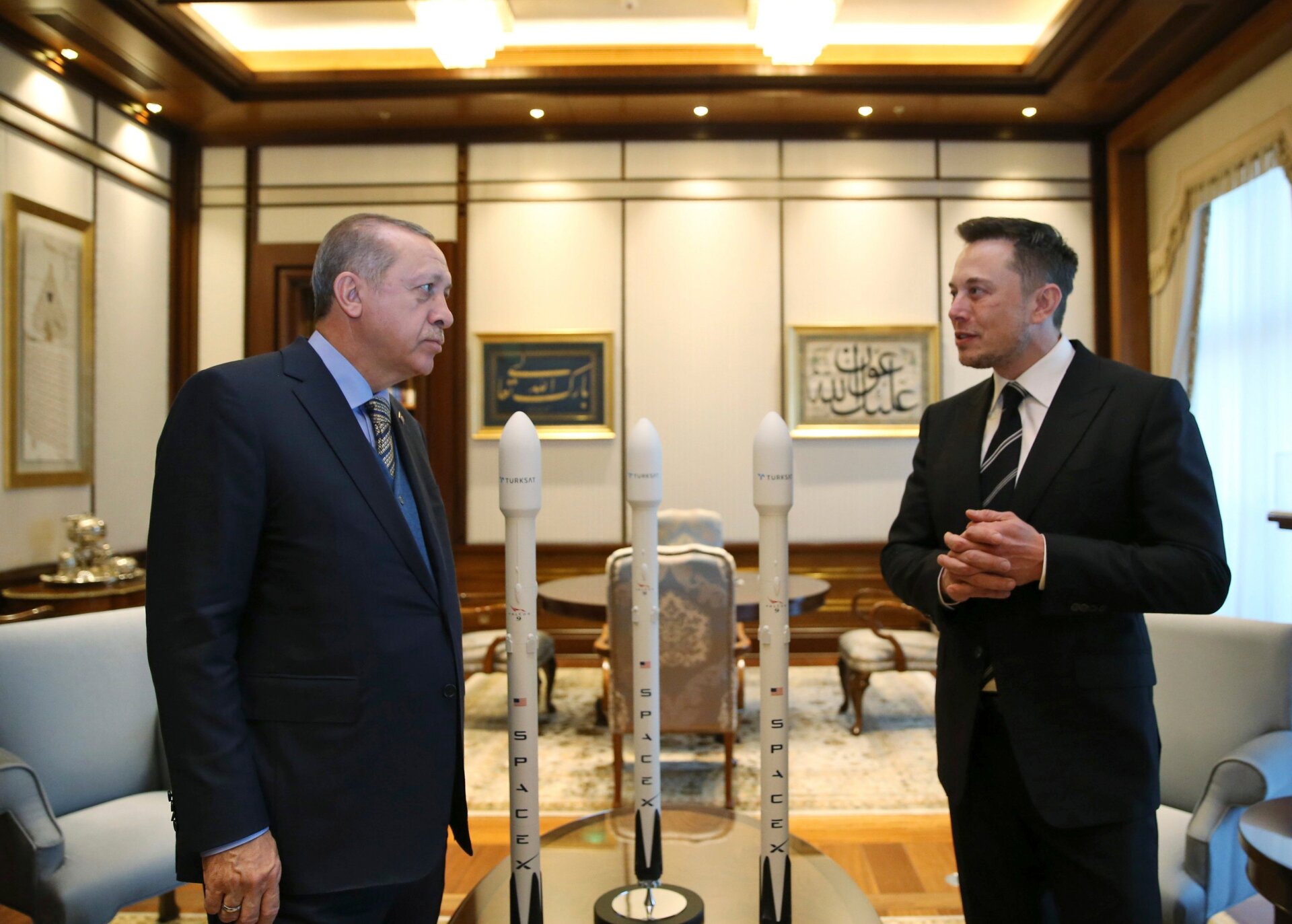 Le président turc Recep Tayyip Erdogan, à gauche, s’entretient avec Elon Musk, à droite, Tesla et le PDG de SpaceX, avant leur rencontre à Ankara, en Turquie. , mercredi 8 nov. 2017.