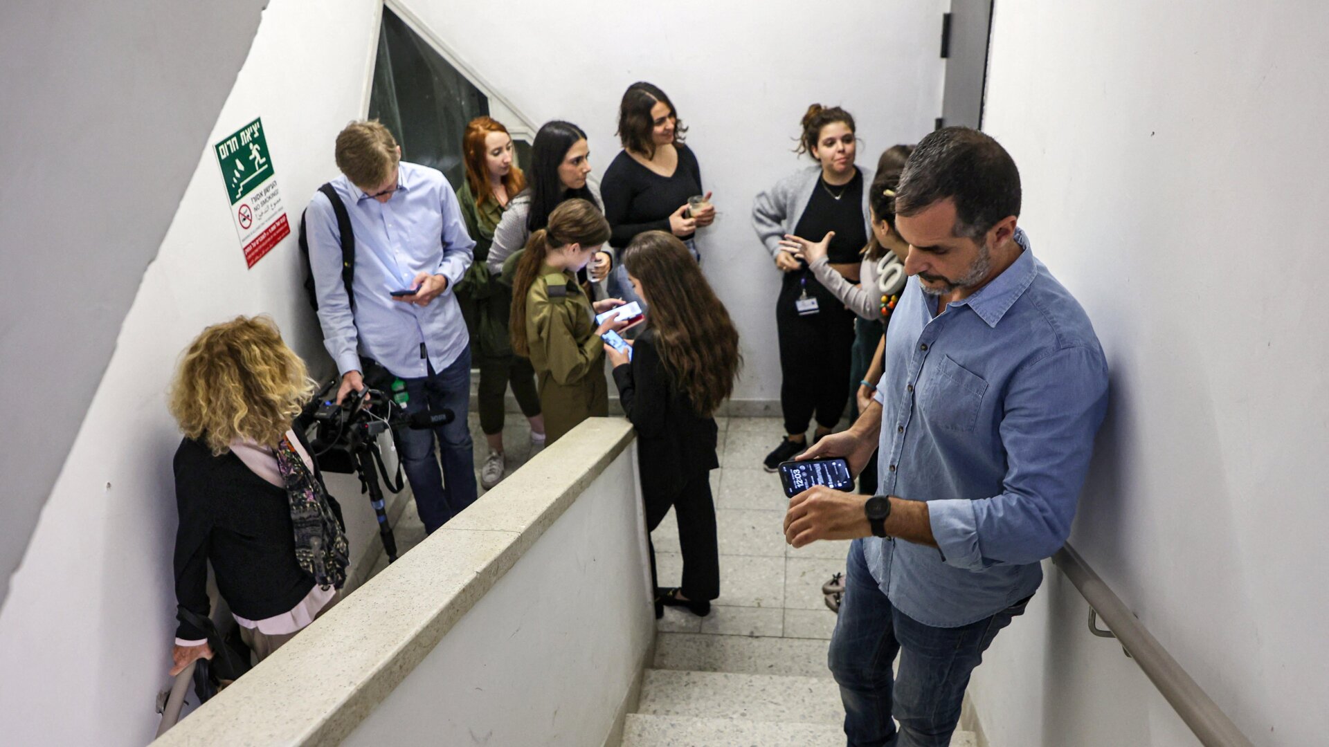 Des personnes se réfugient dans un abri lors d’une attaque à la roquette depuis Gaza, à l’hôpital Ichilov de Tel-Aviv, le 11 décembre 2023.