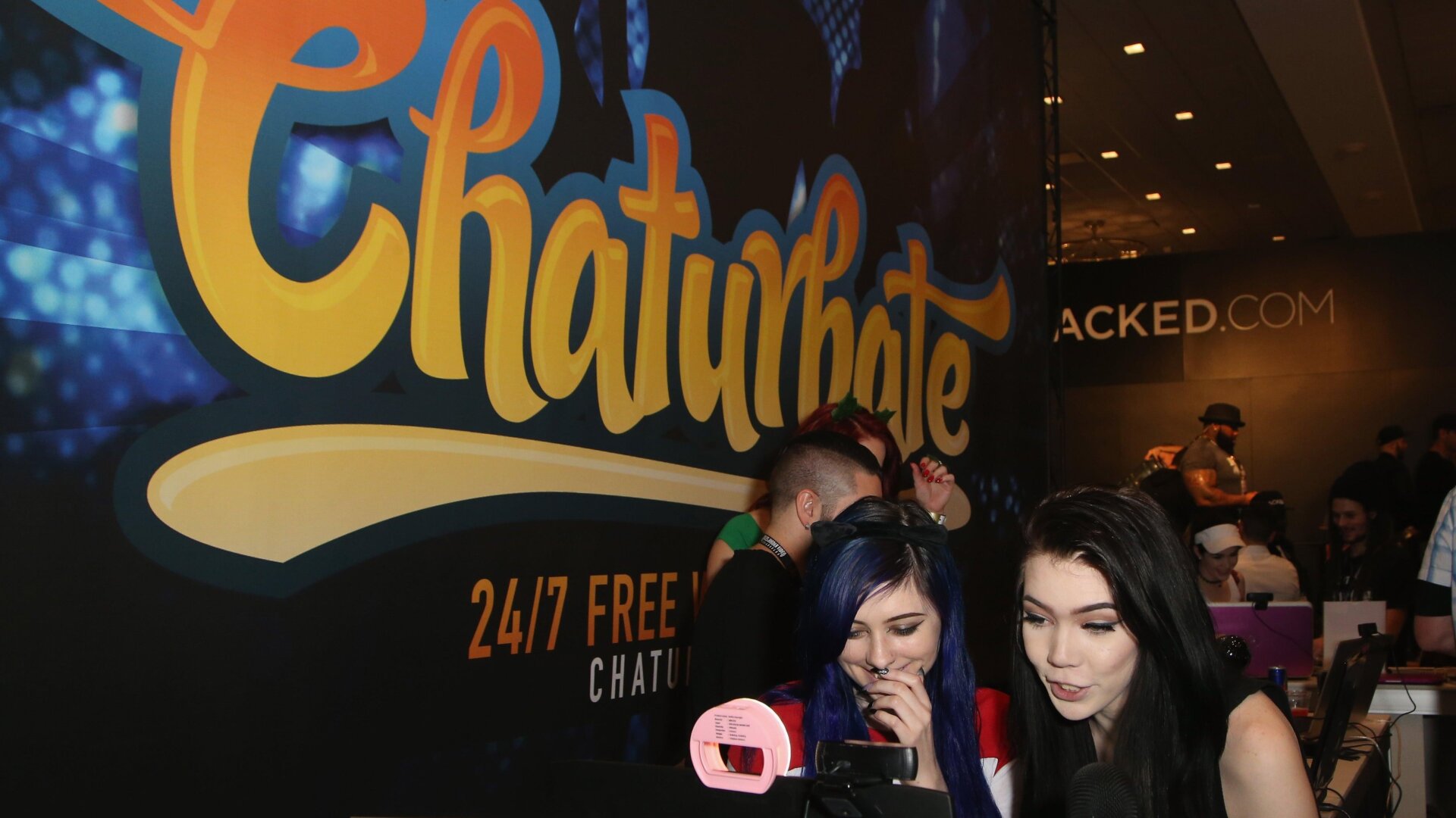 Des modèles de webcam se produisent sur le stand Chaturbate lors de l’exposition AVN Adult Entertainment Expo 2017 au Hard Rock Hotel & Casino en janvier 19 2017 à Las Vegas, Nevada