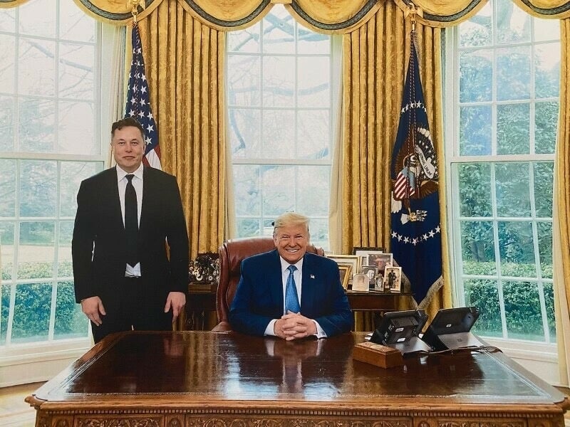 Elon Musk sur une photo non-datée du bureau ovale qui a été partagée par Donald Trump sur Truth Social. 