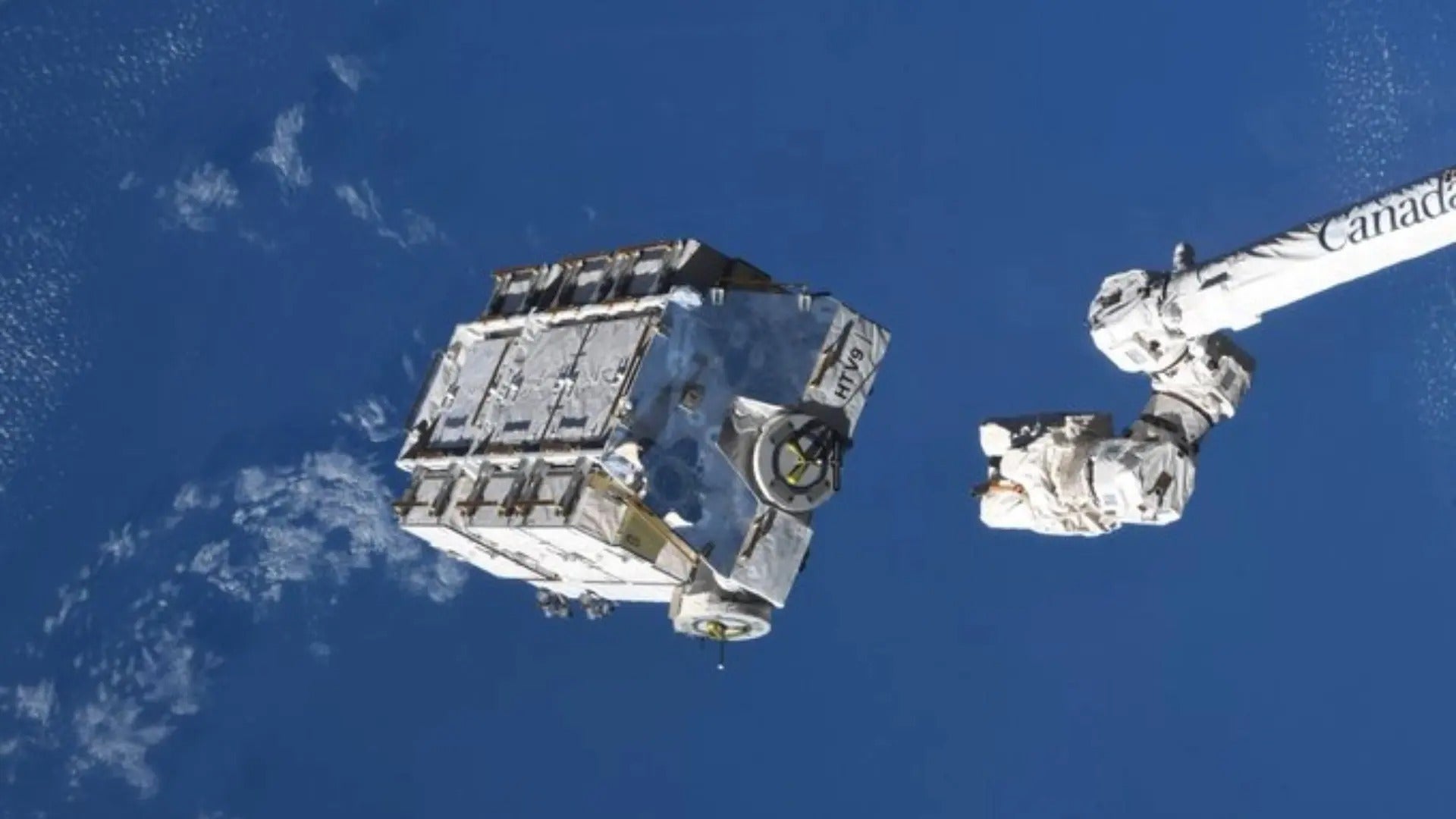 La palette de batterie telle qu’elle est sortie de l’ISS en 2021.