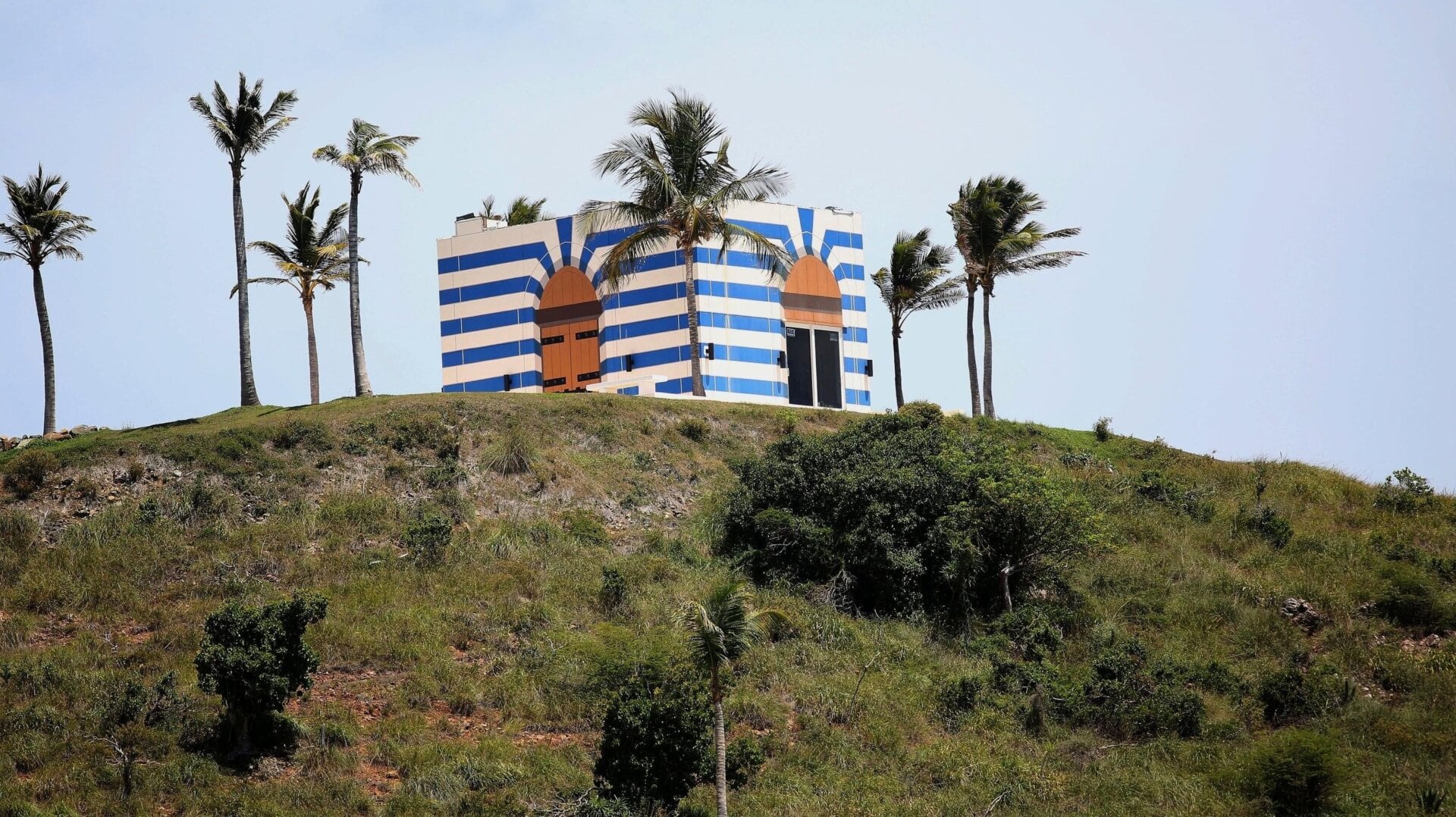 Une structure à rayures bleues se trouve sur un point d’observation sur la Petite Île Saint-James, dans les Îles Vierges des États-Unis, une propriété  propriété de Jeffrey  Epstein, mercredi, 14 août 2019.