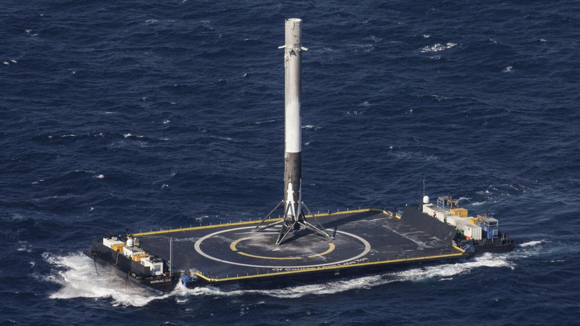 Un booster Falcon 9 après son atterrissage au sommet du drone SpaceX. Bien sûr, je t’aime toujours.