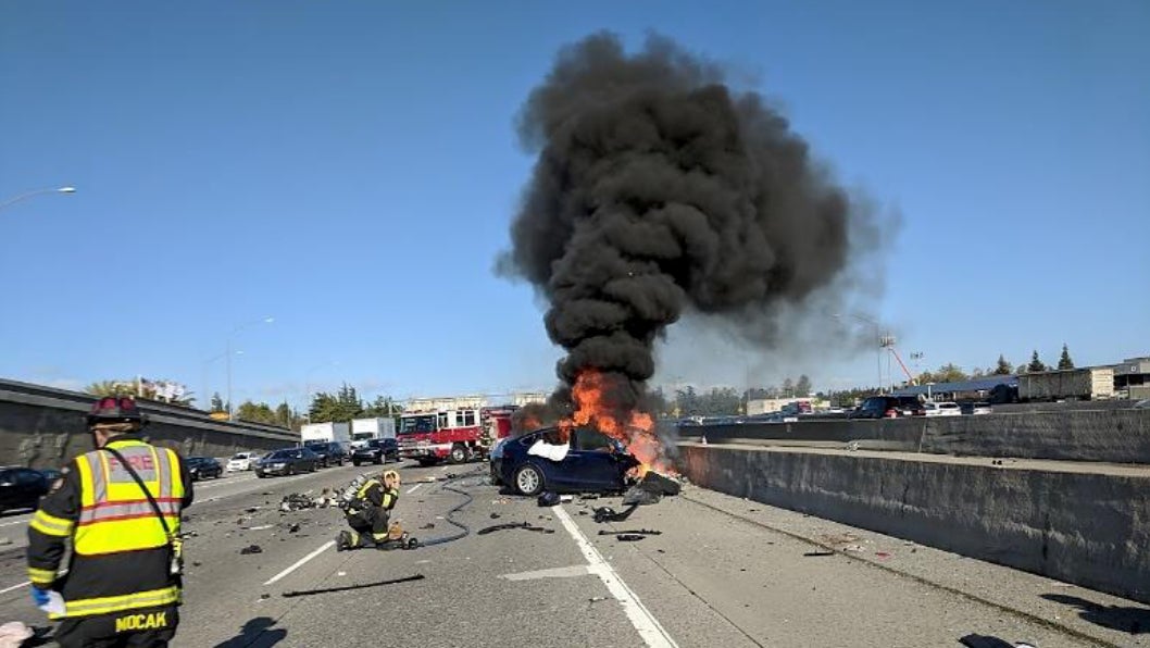 Vue en direction nord de l’US-101 représentant la Tesla écrasée en feu le 23 mars 2018.