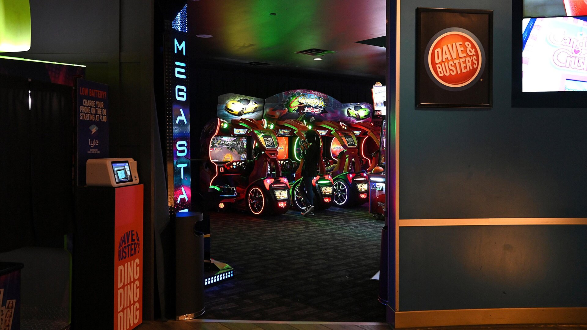 Photo d’archives de jeux d’arcade à l’intérieur de la salle de divertissement de Dave & Buster à Times Square le 26 mars 2021.