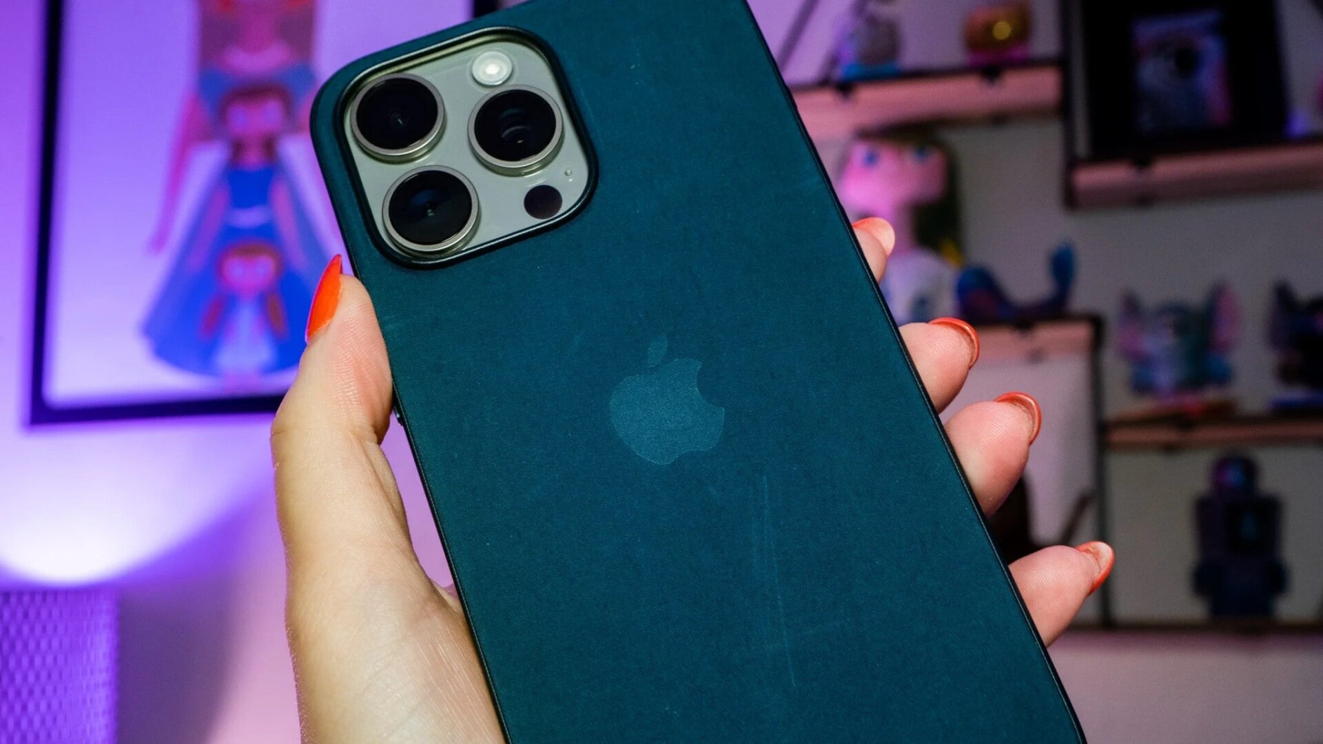 Les coques FineWoven de l’iPhone 15 étaient disponibles dans des couleurs comme le bleu Pacifique, mais certains utilisateurs étaient décidément ennuyés de la façon dont les coques étaient enclines à choisir. des taches ou des rayures.