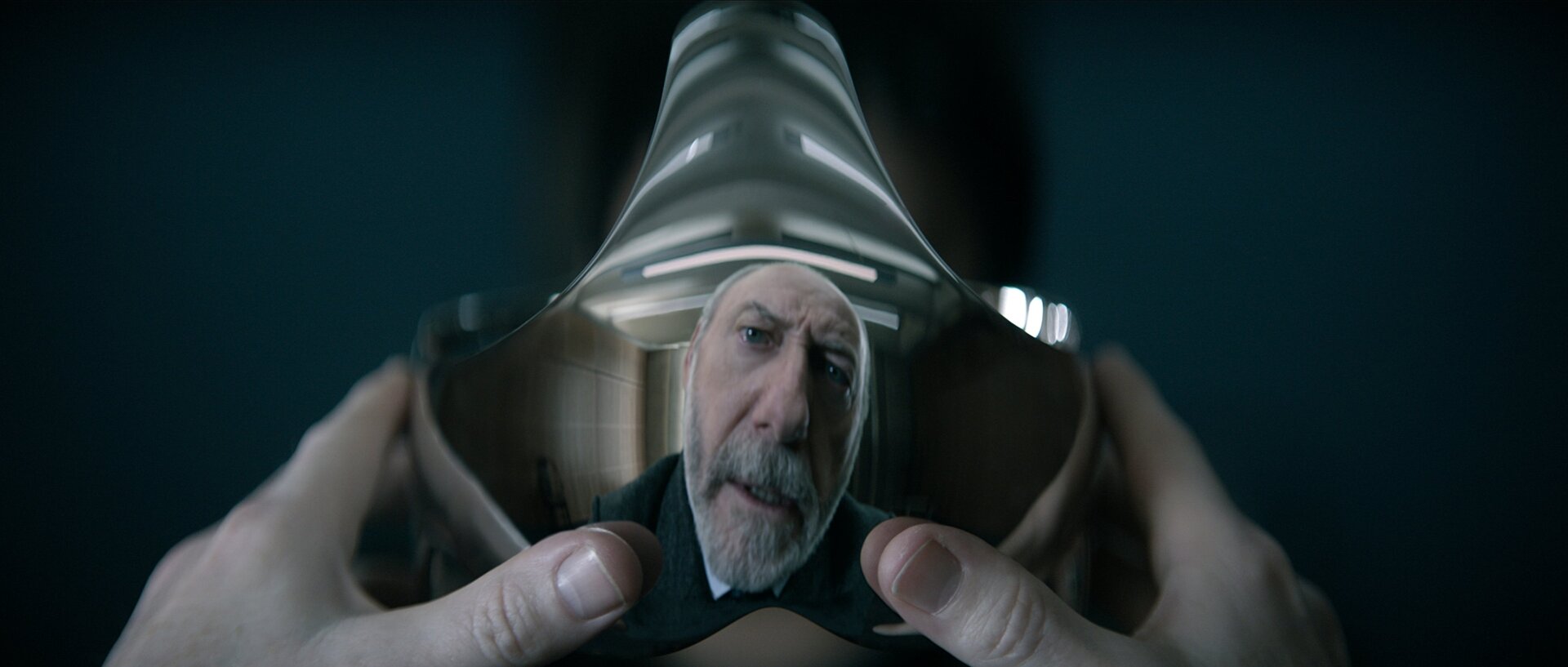 Wade (Liam Cunningham) regarde son reflet dans un casque VR sur 3 Problème corps.