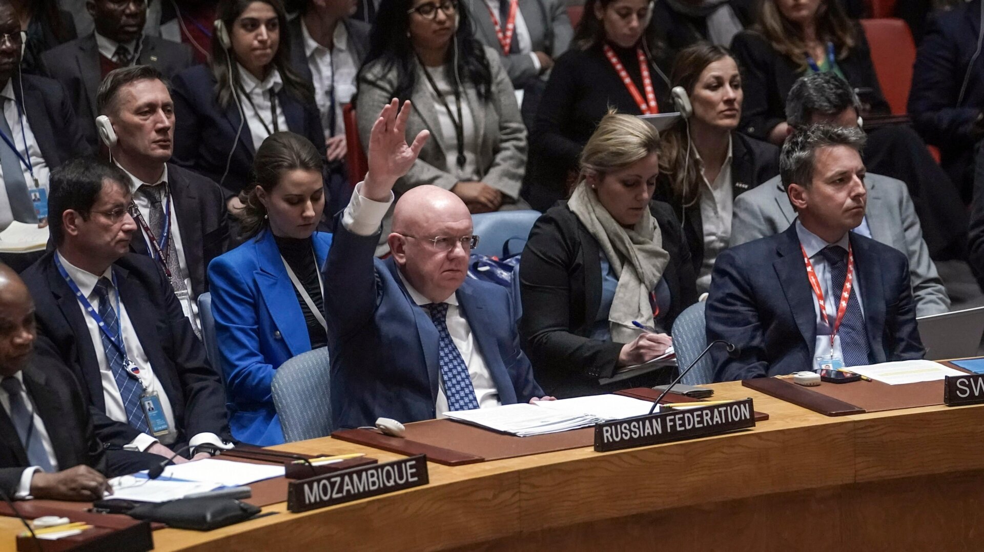 L’ambassadeur de Russie auprès des Nations Unies, Vassily Nebenzia, s’oppose à une résolution appelant à la prévention d’une course aux armements nucléaires dans l’espace au cours d’une Session du Conseil de sécurité du 24 avril 2024.