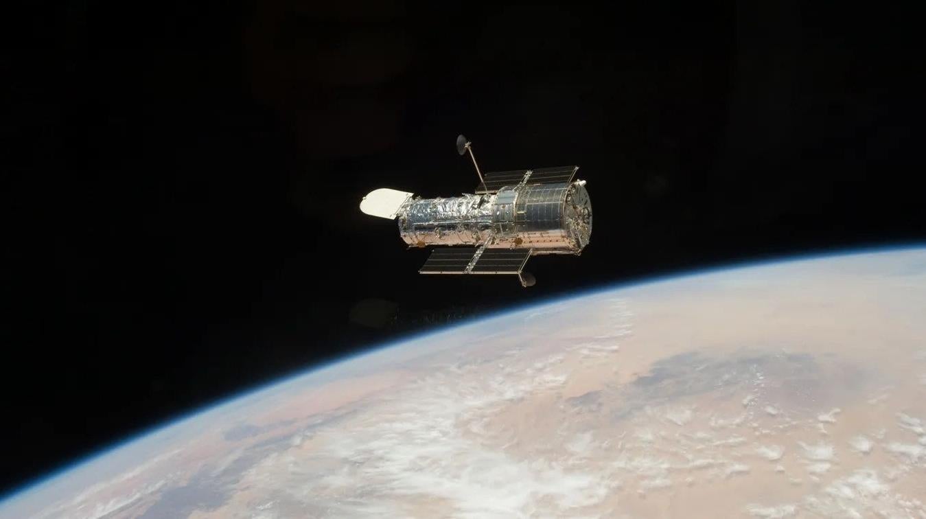 Le télescope spatial Hubble vu de la navette spatiale Atlantis (STS-125) en mai 2009, lors de la cinquième et dernière entretien du télescope spatial observatoire.