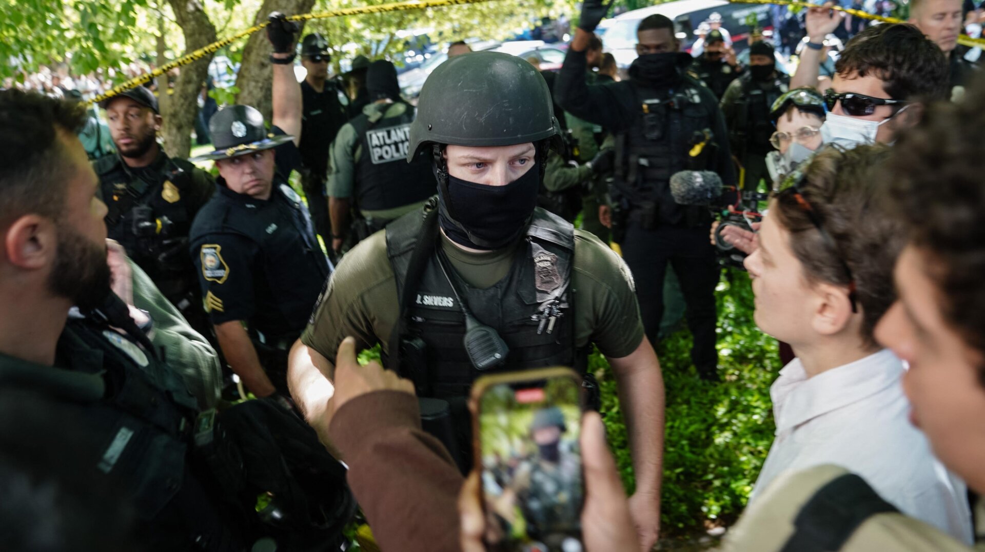 La police a arrêté des manifestants pro-palestiniens sur des campus universitaires à travers les États-Unis, y compris à l’Université Emory à Atlanta, en Géorgie, ce jeudi.