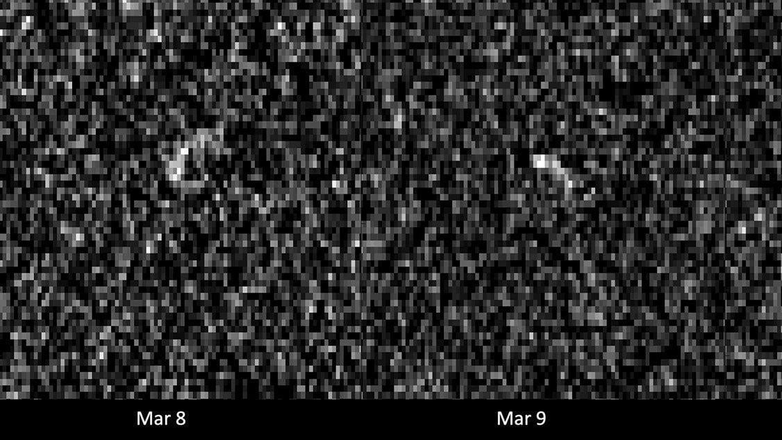Images d’Apophis capturées par des antennes radio du complexe Goldstone du Deep Space Network en Californie et du télescope Green Bank en Virginie Occidentale lorsque  l’astéroïde se trouvait à 10,6 millions de miles (17 millions de kilomètres).