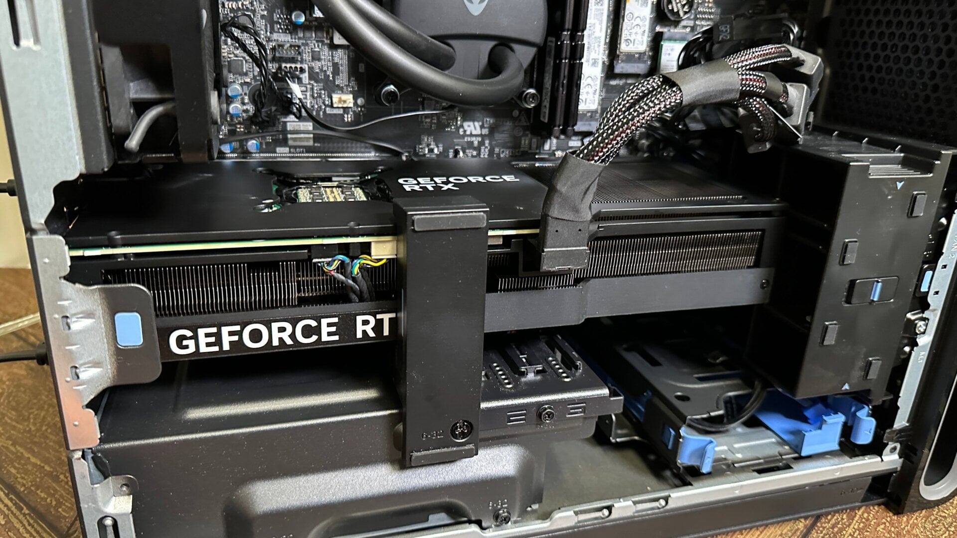 La plupart des plus grands GPU nécessitent des étagères pour les empêcher de s’affaisser.