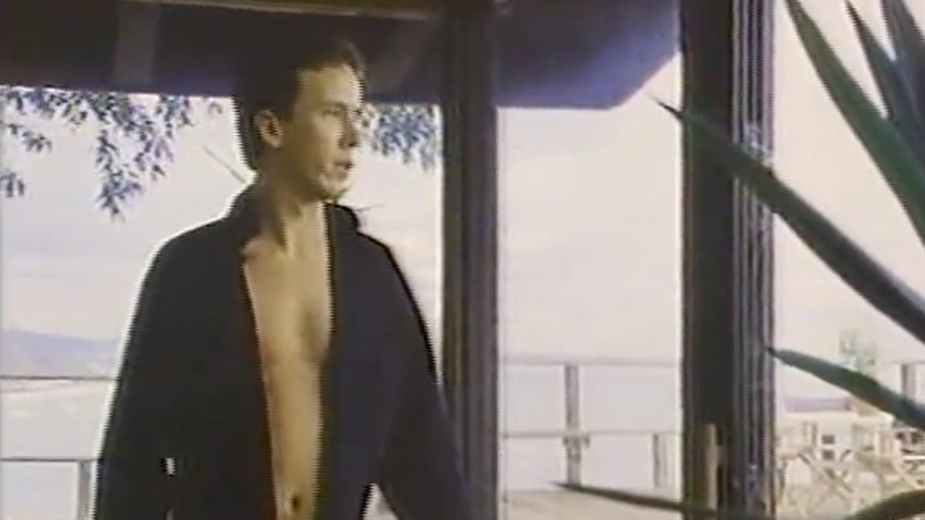 La star du porno Tom Byron n’aurait probablement jamais pensé qu’il ferait partie d’un grand mystère musical lorsqu’il a filmé cette scène.