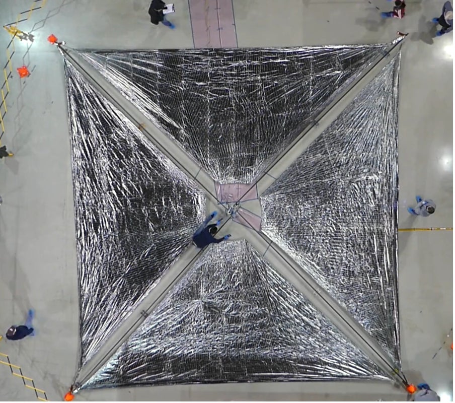 Les ingénieurs du Centre de recherche de Langley de la NASA testent le déploiement de la voile solaire du système de voile solaire composite avancé. 