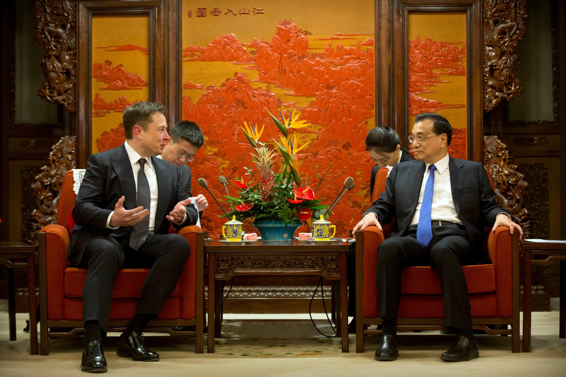 Le PDG de Tesla, Elon Musk (à gauche), s’exprime pendant que le Premier ministre chinois Li Keqiang écoute lors d’une réunion au complexe de leadership de Zhongnanhai à Pékin le 9 janvier 2019.