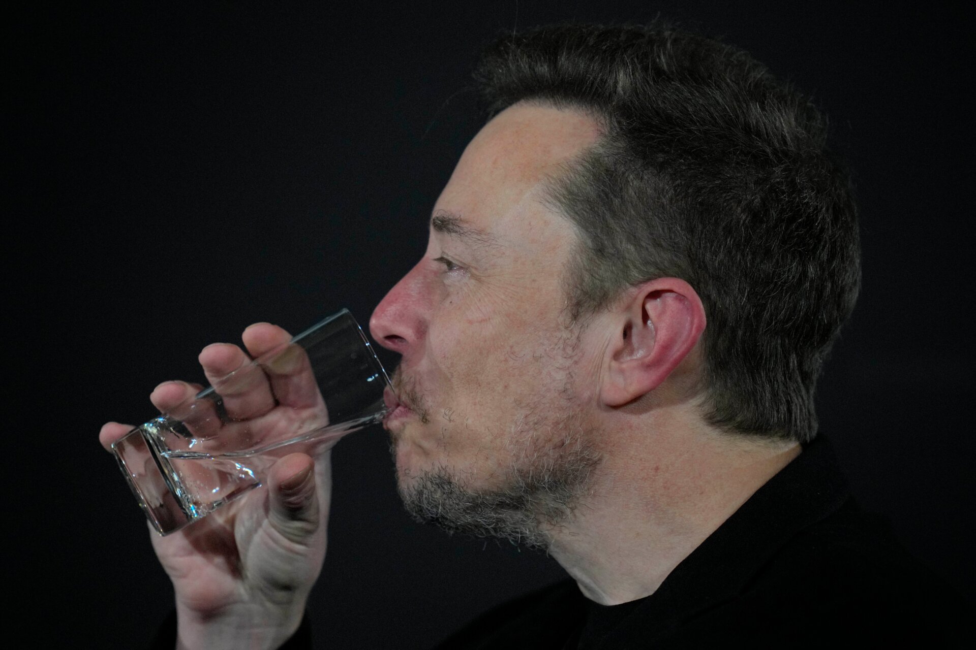 Elon Musk boit lors d’une conversation avec le Premier ministre britannique Rishi Sunak à Londres, le jeudi 2 novembre 2023. 