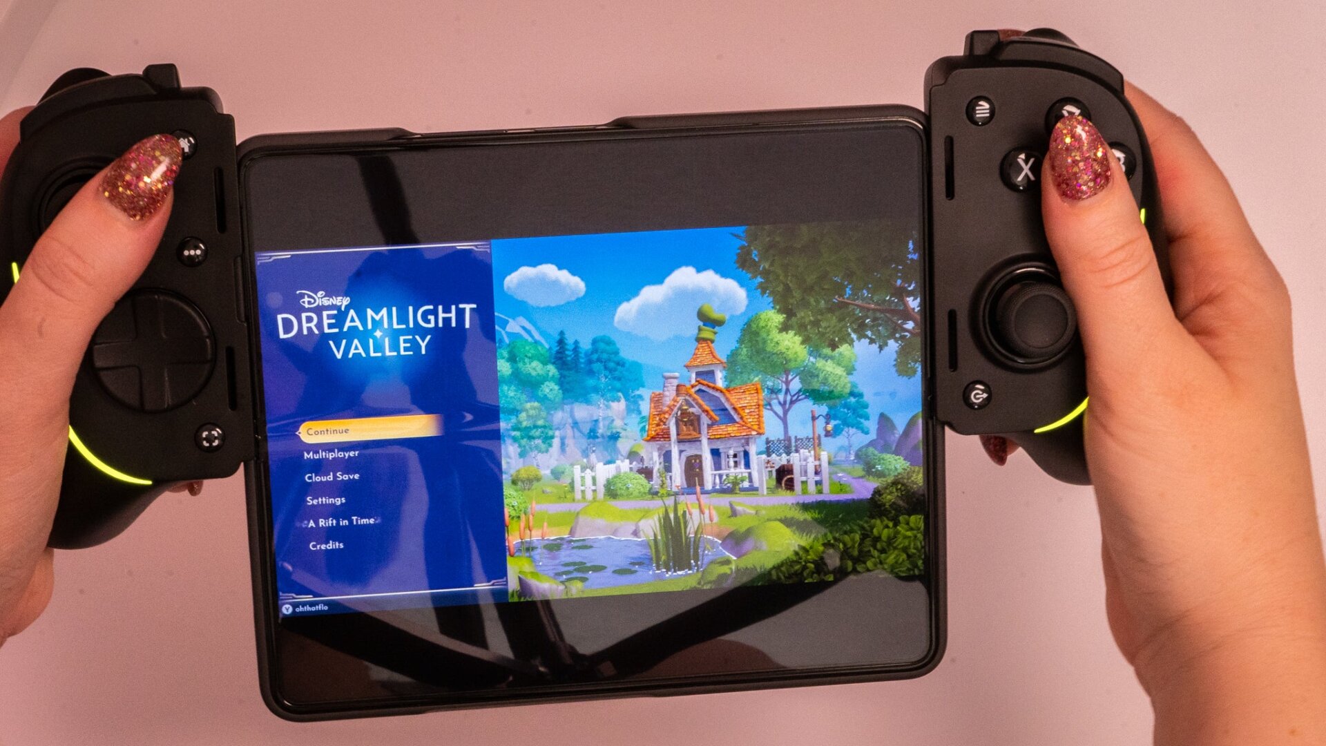 Jouer à un jeu en monde ouvert via le cloud avec le Razer Kishi Ultra attaché autour du Galaxy Z Fold 5. 