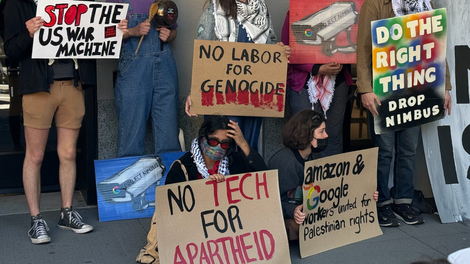 Des manifestants devant le siège de Google à New York mardi.