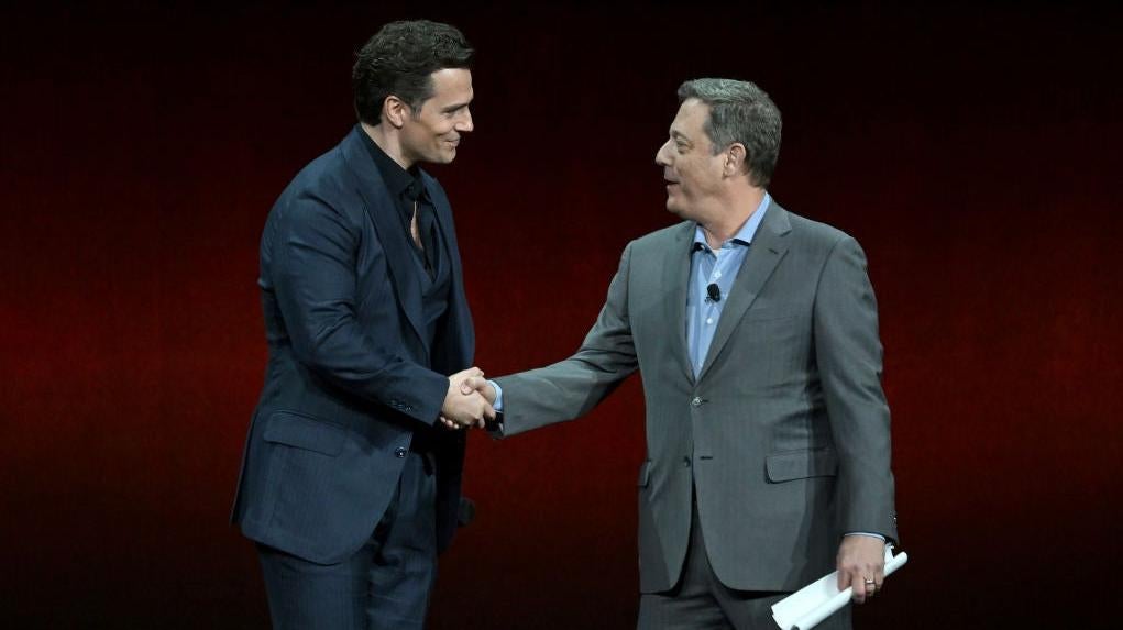 Le président de Lionsgate, Adam Fogelson, avec son collaborateur fréquent Henry Cavill à la CinemaCon.