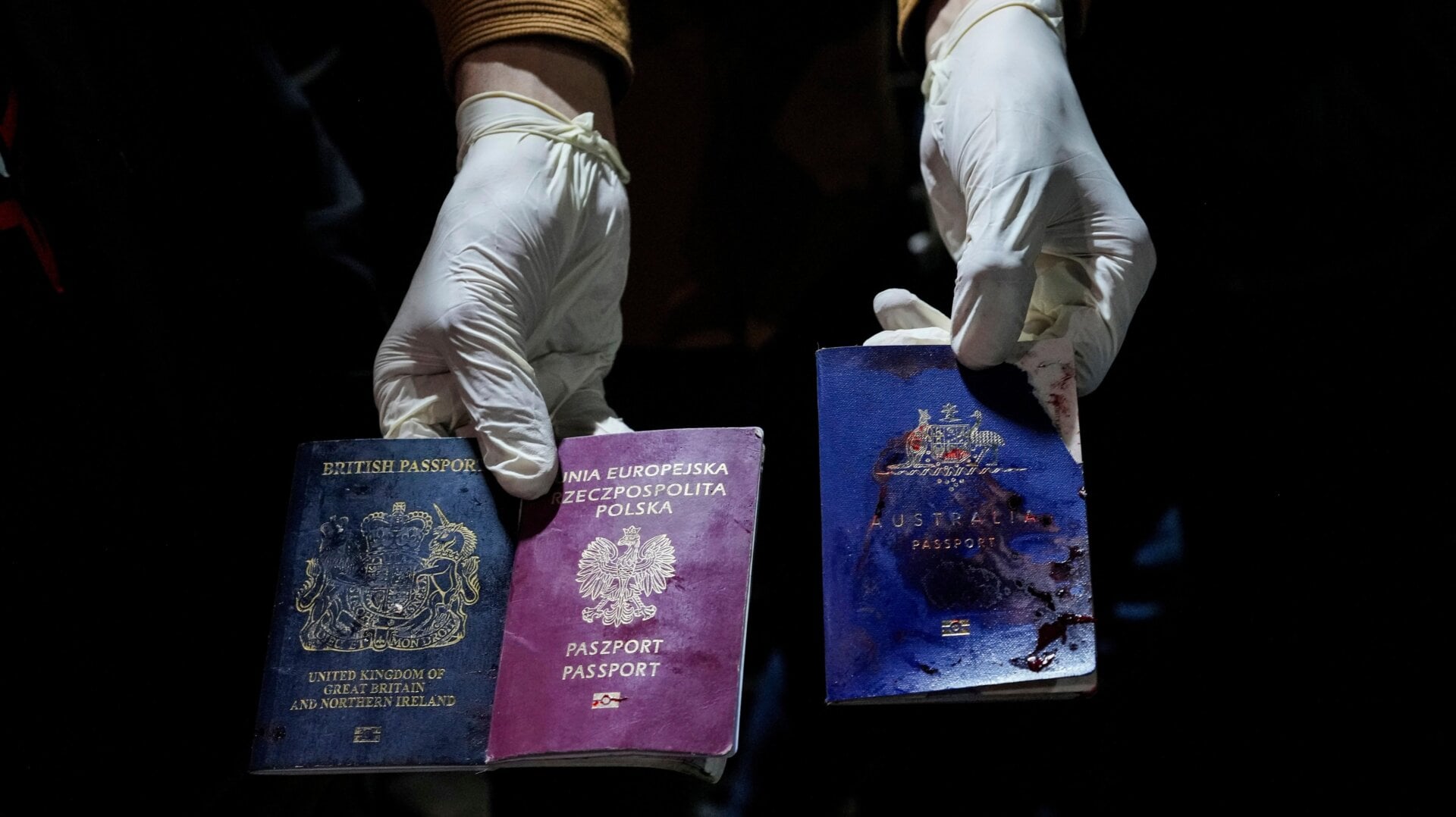 Un homme montre des passeports britannique, polonais et australien tachés de sang après une frappe aérienne israélienne à Deir al-Balah, dans la bande de Gaza, lundi avril   1er 2024.