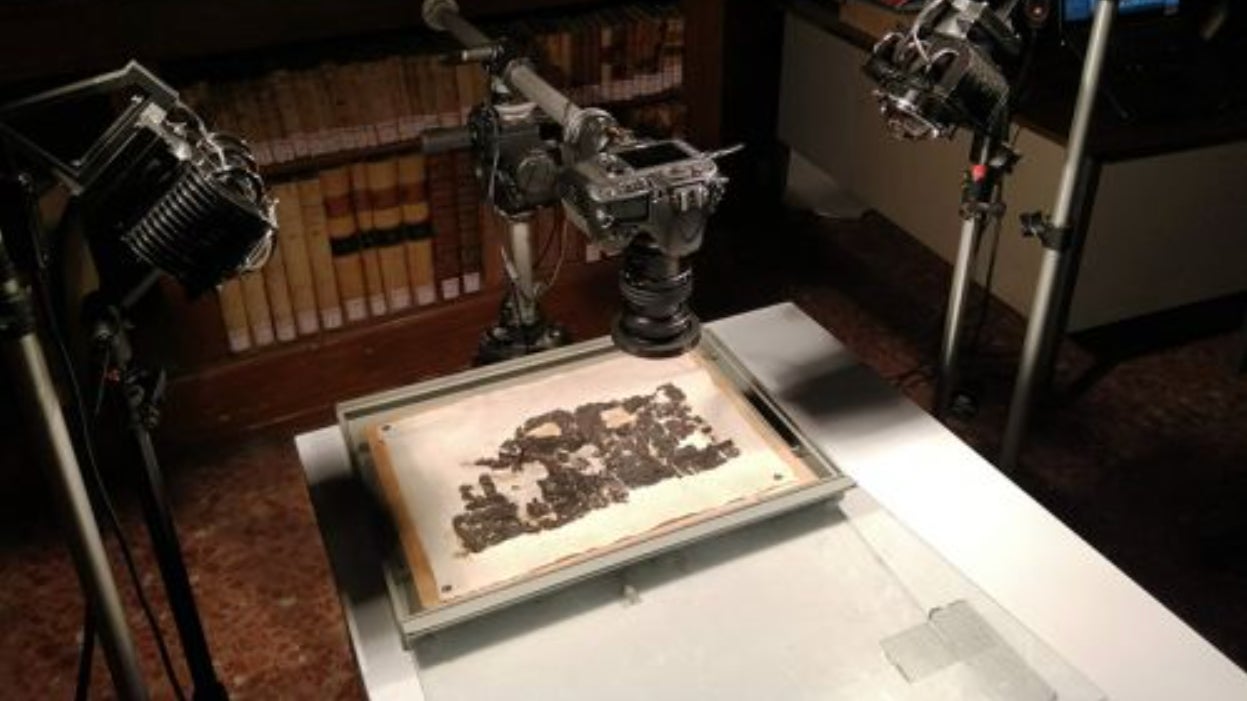 Un rouleau de papyrus carbonisé en cours d’imagerie.