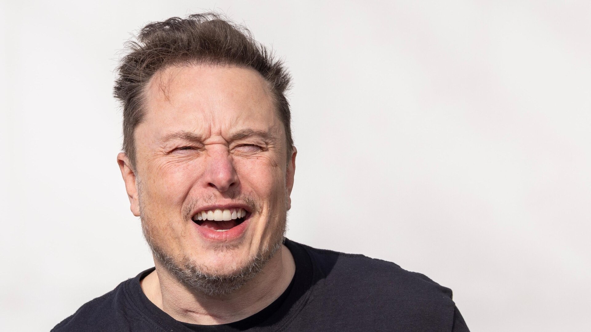 Elon Musk monte dans une voiture alors qu’il quitte l’usine Tesla Giga le 13 mars 2024, près de Gruenheide, en Allemagne.