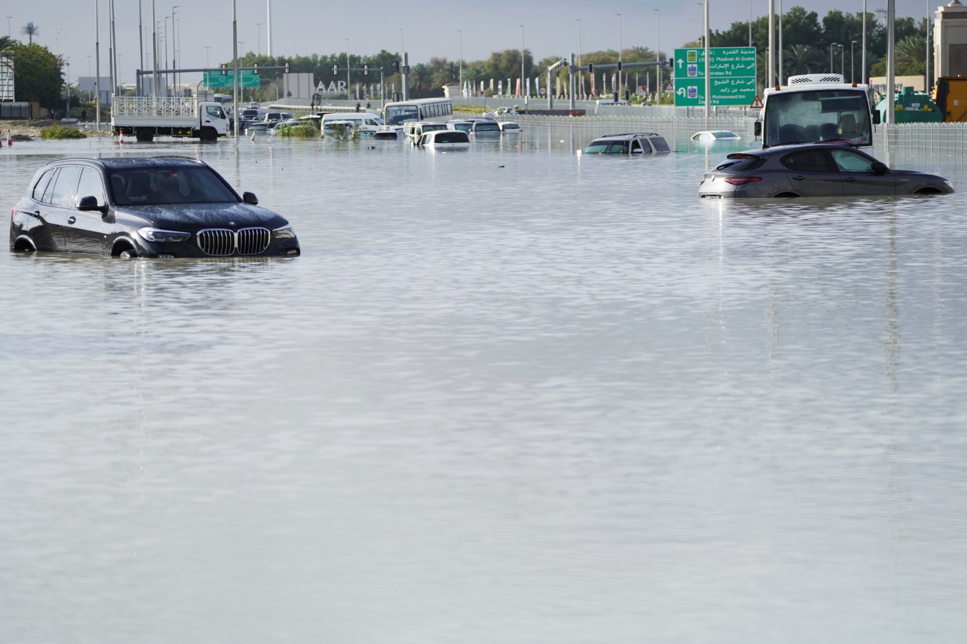 Des véhicules sont abandonnés dans les eaux de crue sur une route importante à Dubaï, aux Émirats arabes unis, le mercredi 17 avril 2024. 