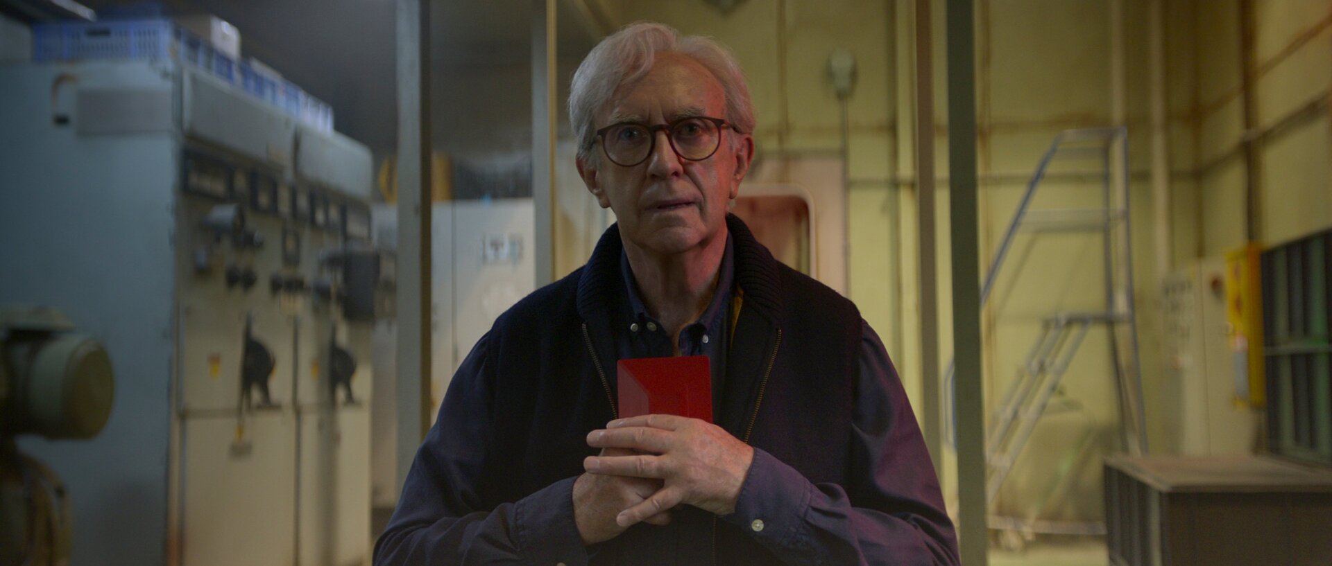 Jonathan Pryce dans le rôle de Mike Evans, peu de temps avant de rencontrer sa disparition le Jour du jugement.