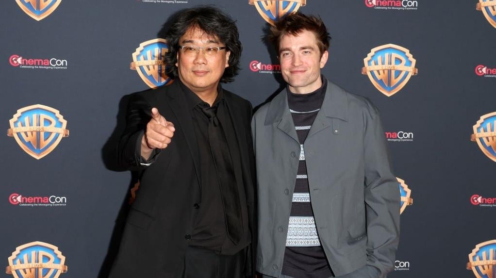 Bong Joon-ho et Robert Pattinson de Mickey17.