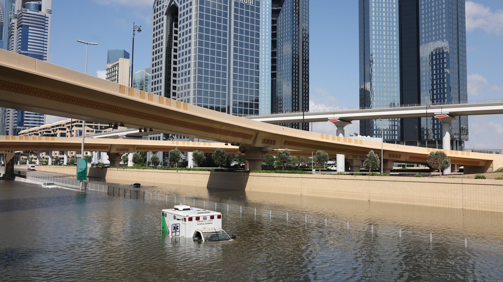 Une ambulance abandonnée submergée dans les inondations sur une autoroute après une pluie à Dubaï, Émirats Arabes Unis , le mercredi 17 avril 2024 .