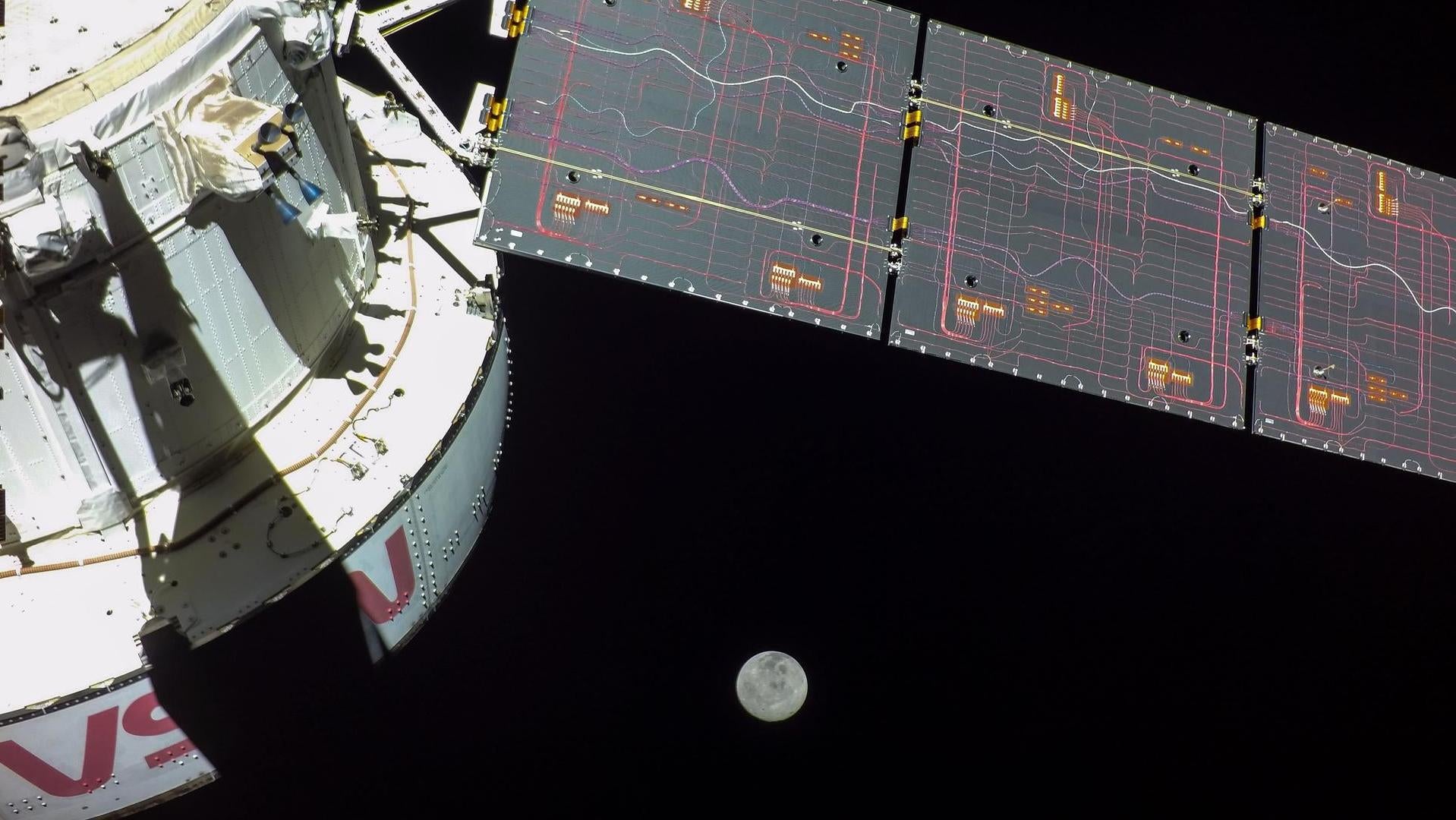 Une caméra montée sur l’un des quatre réseaux solaires d’Orion a capturé cette image de la Lune au jour de vol 17 de 25,5 jours Artemis  Je suis en mission.