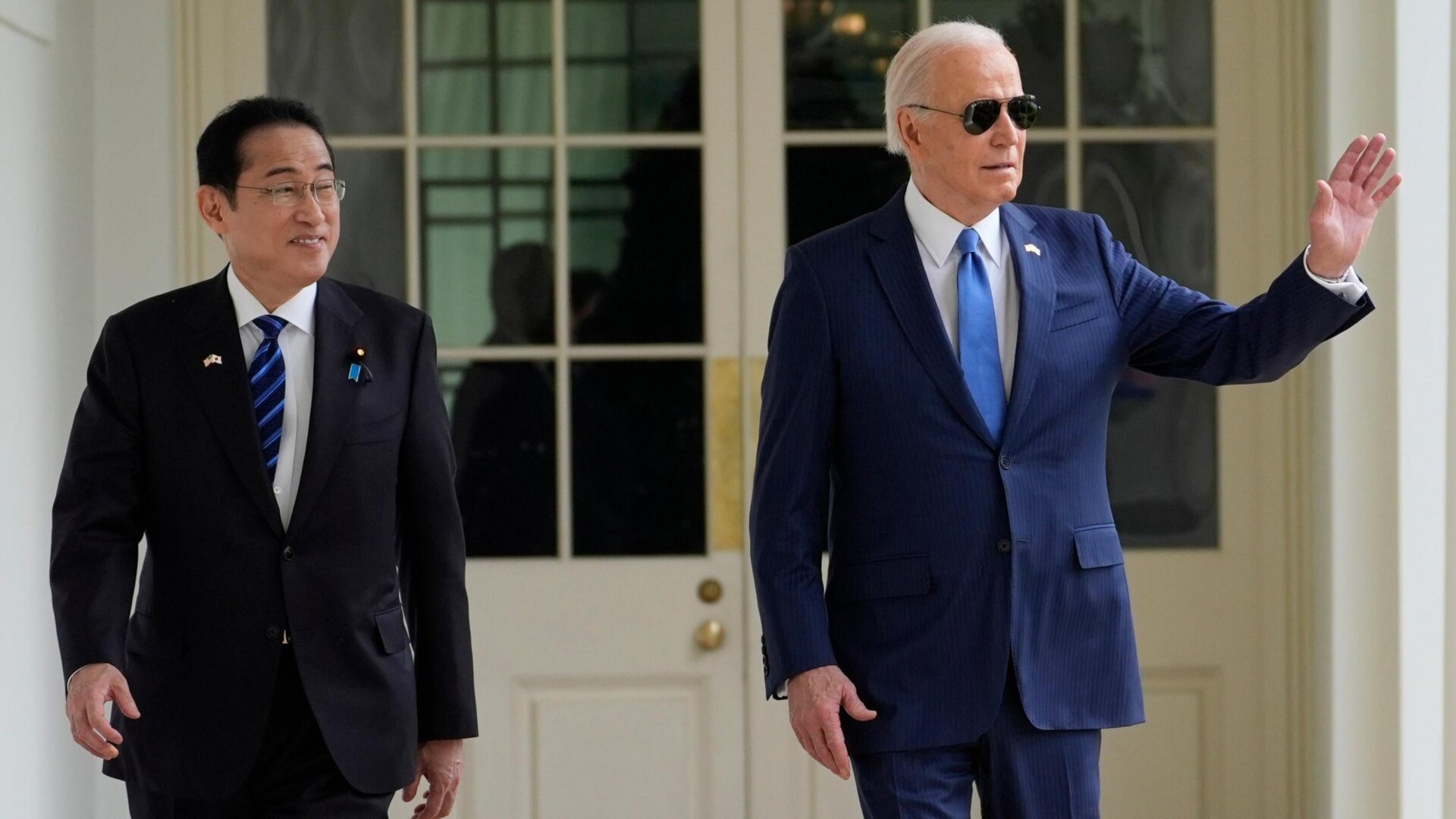 Le Premier ministre japonais Fumio Kishida (à gauche) avec Joe Biden alors que les deux hommes se dirigent vers le bureau ovale le 10 avril 2024.