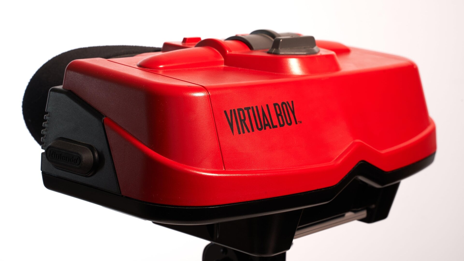 Le Nintendo Virtual Boy sur fond blanc.
