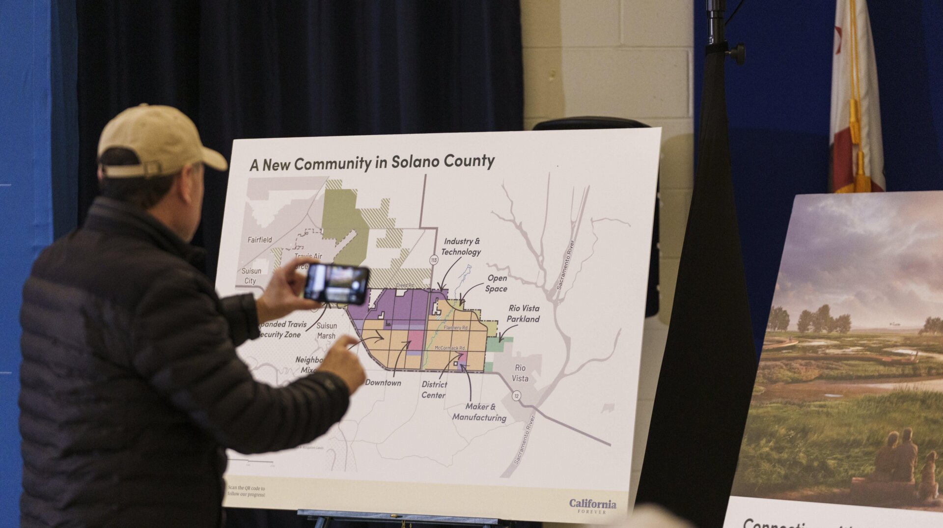 Un participant à une conférence de presse California Forever photographie une carte à Rio Vista, en Californie, aux États-Unis, le mercredi 17 janvier 2024.