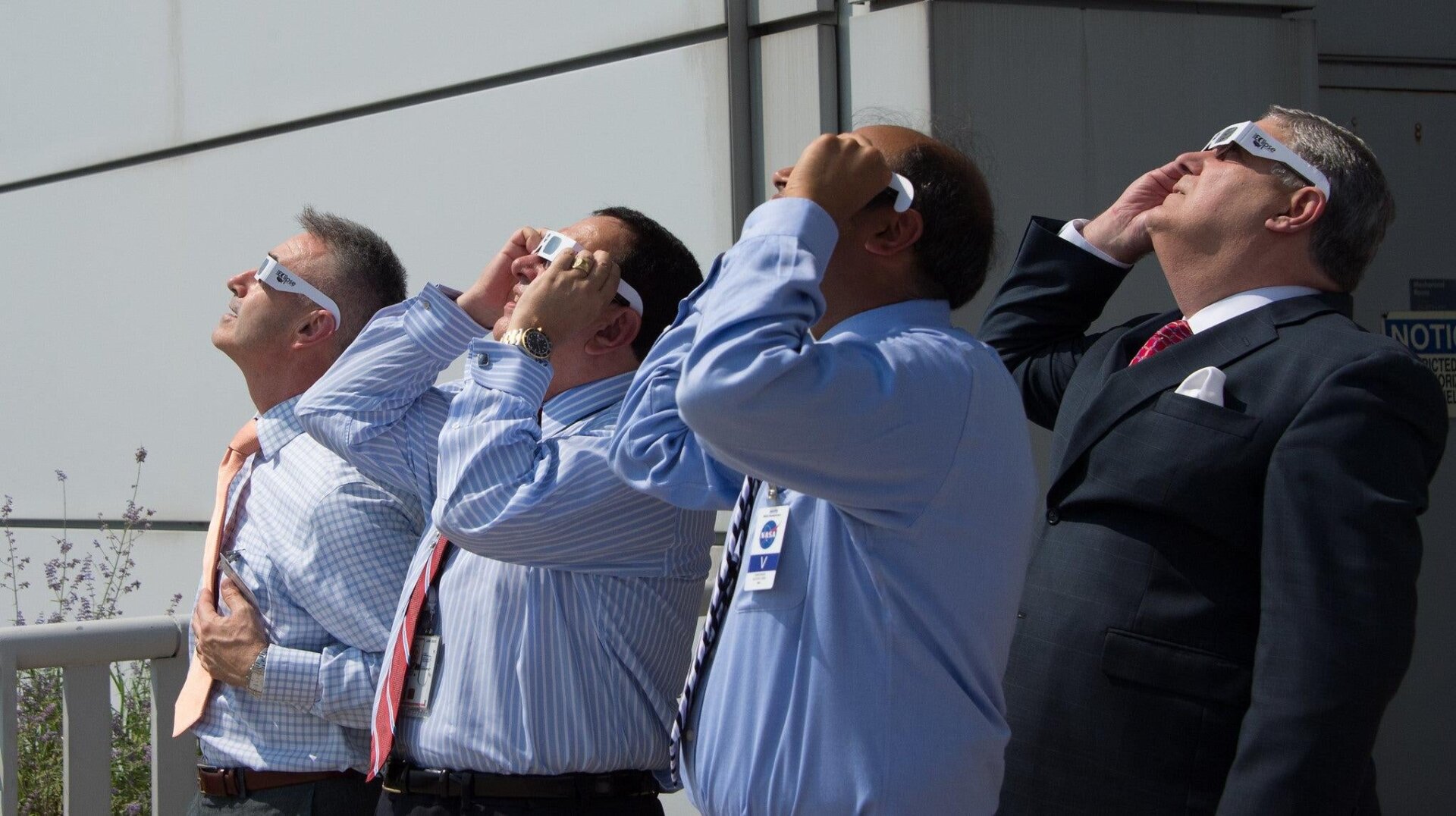 Des employés et des visiteurs de la NASA profitant de l’éclipse solaire totale du 21 août 2017.