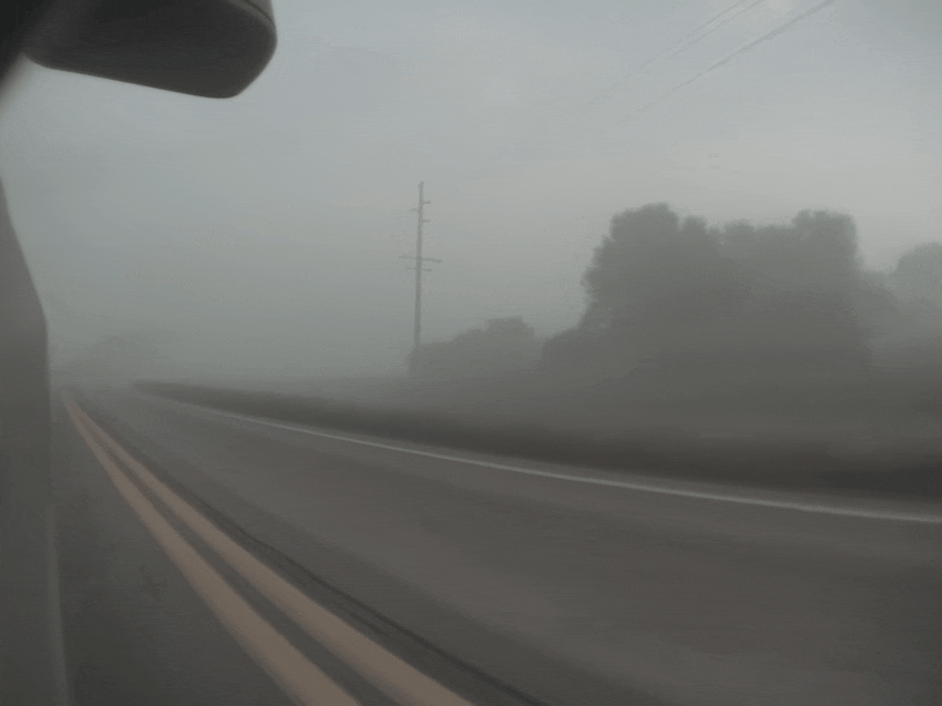 Vidéo capturée par une Tesla le 8 mai 2024 prétendant montrer le véhicule tentant de rouler directement dans un train passant à niveau