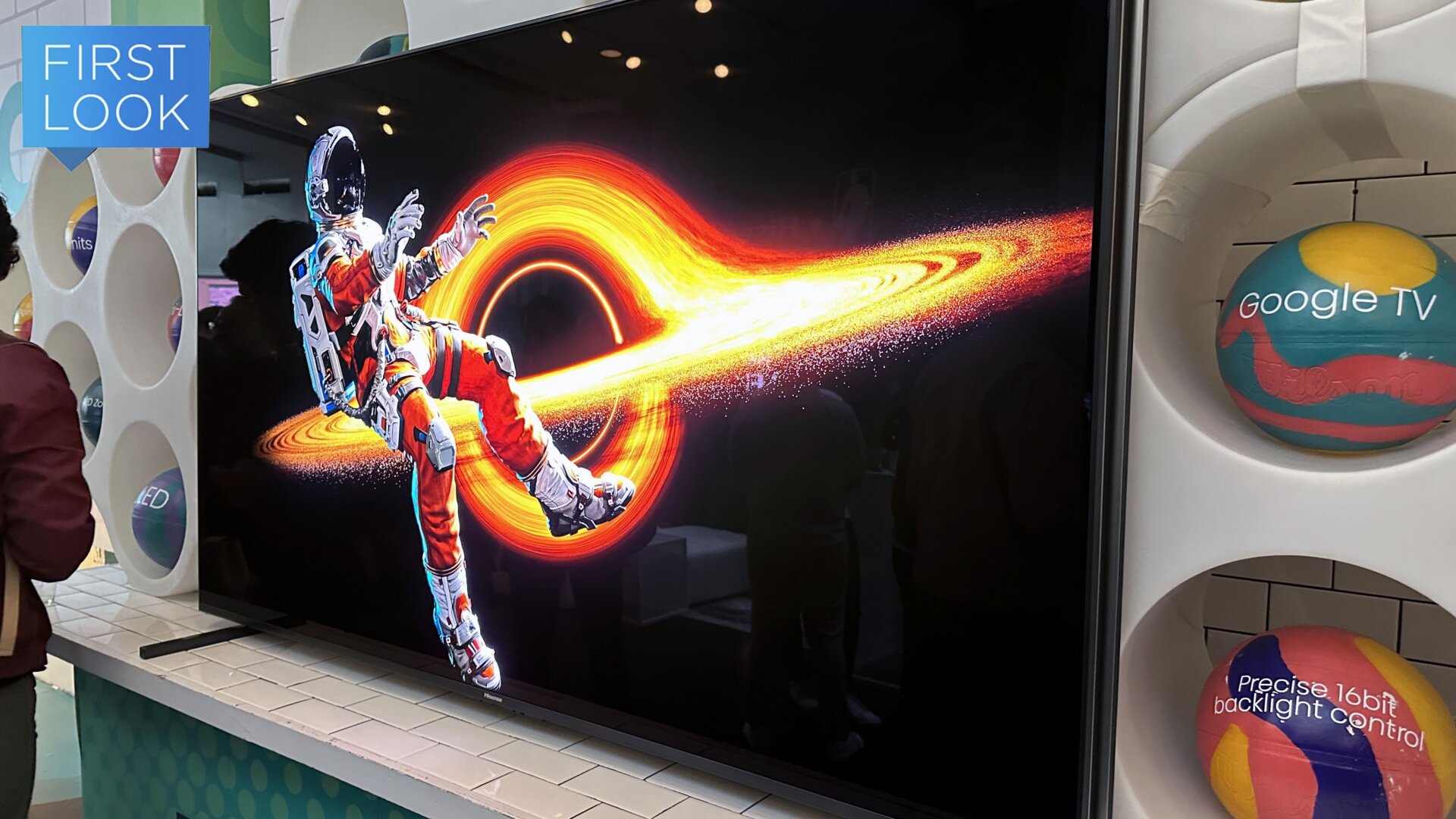 L’espace de vitrine n’était certainement pas idéal pour regarder la télévision, même s’il aidait à mettre en valeur le revêtement antireflet de Hisense.