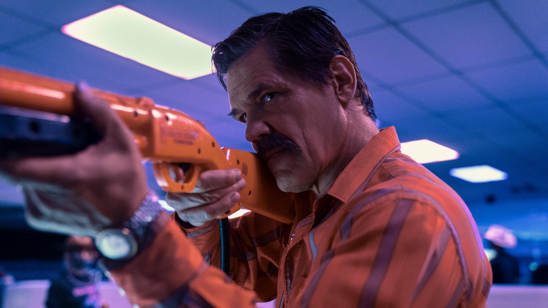 Josh Brolin dans le Royal Abbott jouant à un jeu d’arcade de chasse dans Plage extérieure première saison.