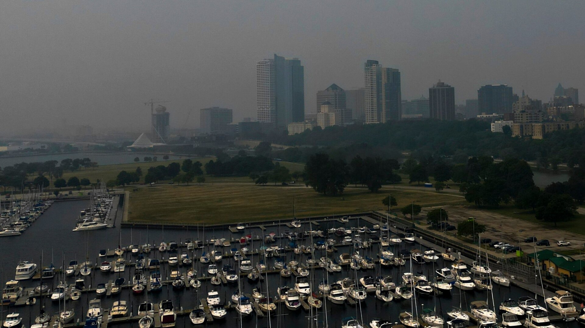 Une brume provenant des incendies de forêt canadiens est visible au-dessus de Milwaukee, dans le Wisconsin, le 27 juin 2023.