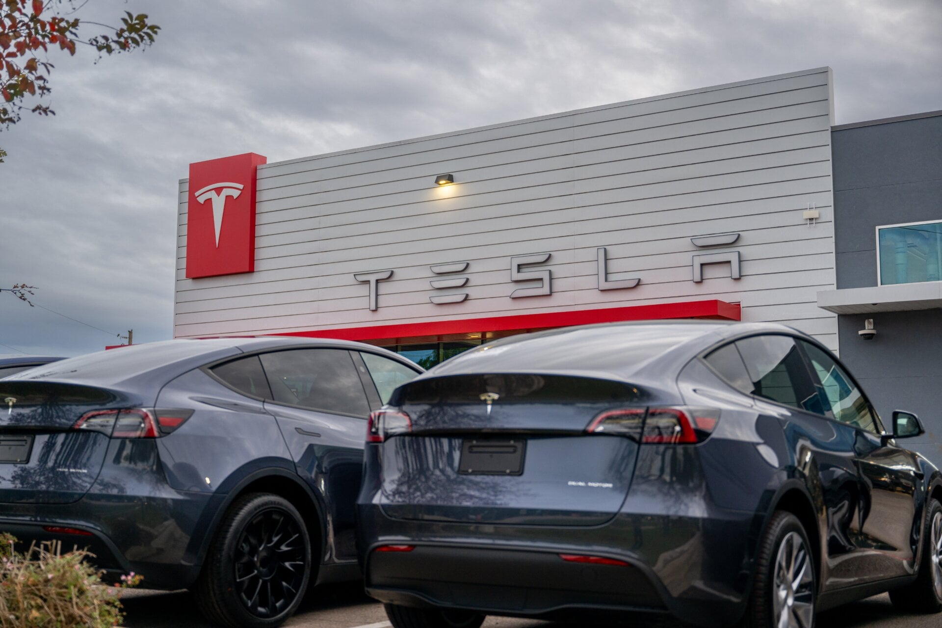 Tesla a rappelé plus de 2 millions de véhicules, soit la quasi-totalité de sa flotte américaine, en décembre 2023.
