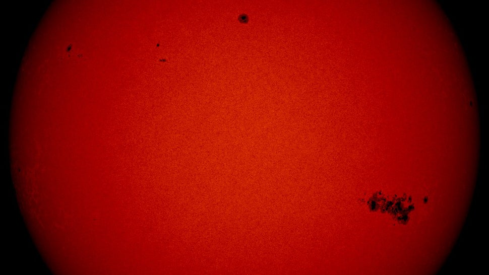 La tache solaire surdimensionnée est «&nbsp;peut-être la plus complexe que nous ayons vue durant ce cycle&nbsp;», mais l’activité de tempête qui en découle n’est «&nbsp;rien qui puisse&nbsp;» être géré, pour autant que nous le comprenions&nbsp;», selon Shawn Dahl, un prévisionniste de la météo spatiale au SWPC, qui s’est exprimé dans une presse. conférence aujourd’hui. «&nbsp;Le point clé ici est que les exploitants d’infrastructures critiques ont été informés et que l’activité n’est pas terminée.