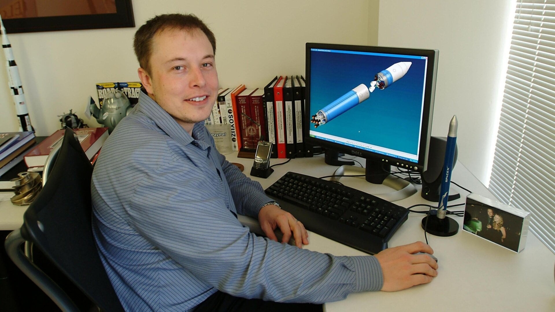 Elon Musk, multi millionnaire, scientifique des fusées, fondateur de Tesla et SpaceX et l’homme qui a inspiré le personnage de Tony Stark dans « Iron » de Jon Favreau Man” à son bureau le19 mars 2004 à El Segundo, Los Angeles, Californie