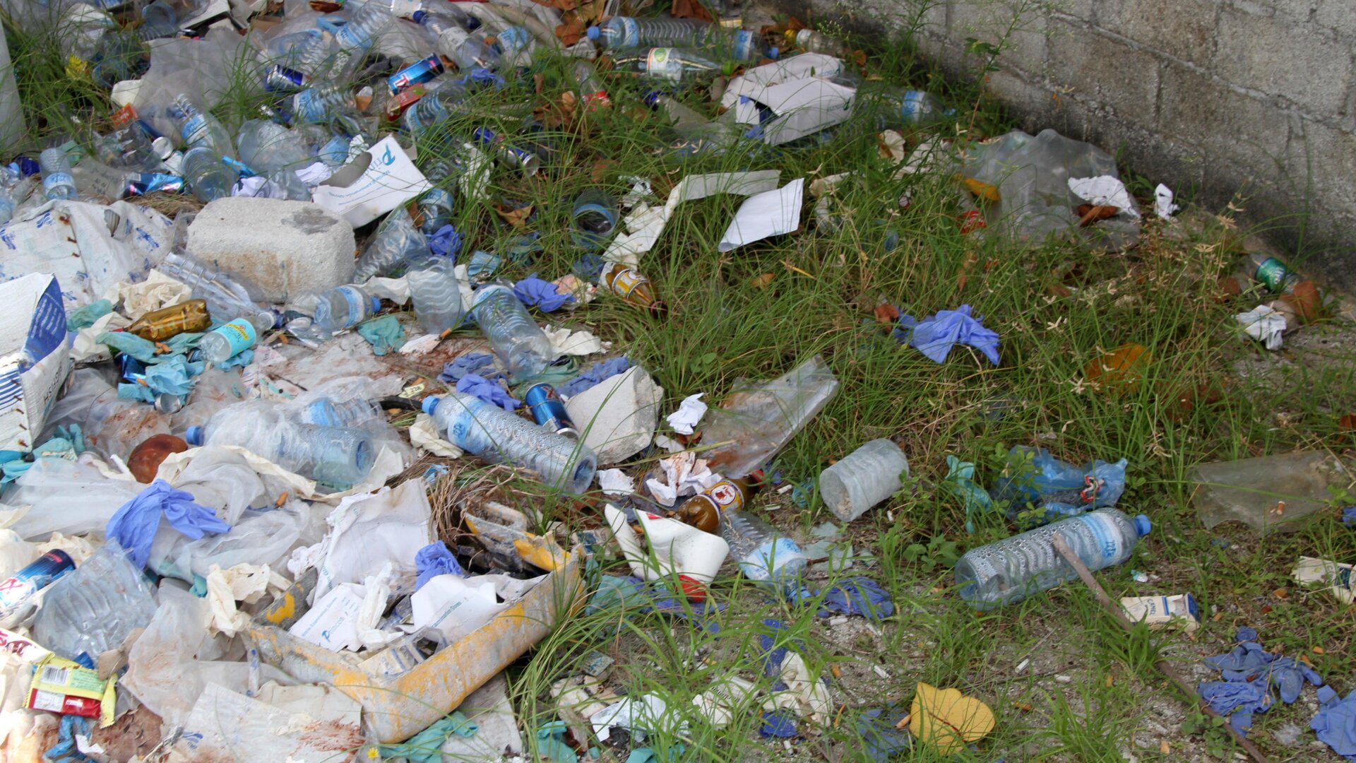 Déchets en plastique laissés quelque part sur une île habitée des Maldives.