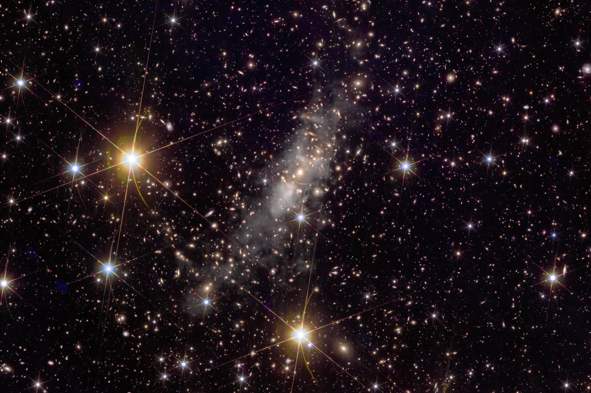 Lentilles gravitationnelles dans l’amas de galaxies.