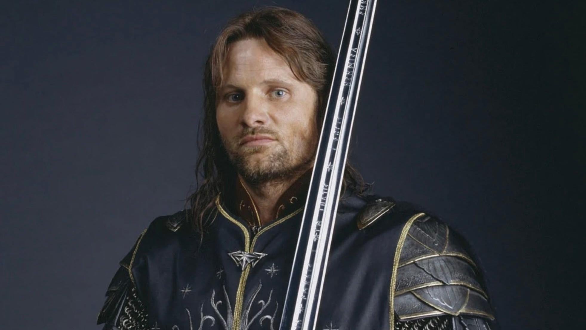 Viggo Mortensen et Andúril de Seigneur des Anneaux.