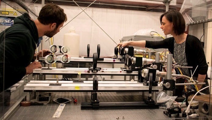 Les scientifiques du Naval Surface Warfare Center Dahlgren Division (NSWCDD) Chris Von Hohenleiten et Emily Martin se préparent à un test de létalité au laser en veillant à ce que les optiques sont correctement alignées en avril 2017. 