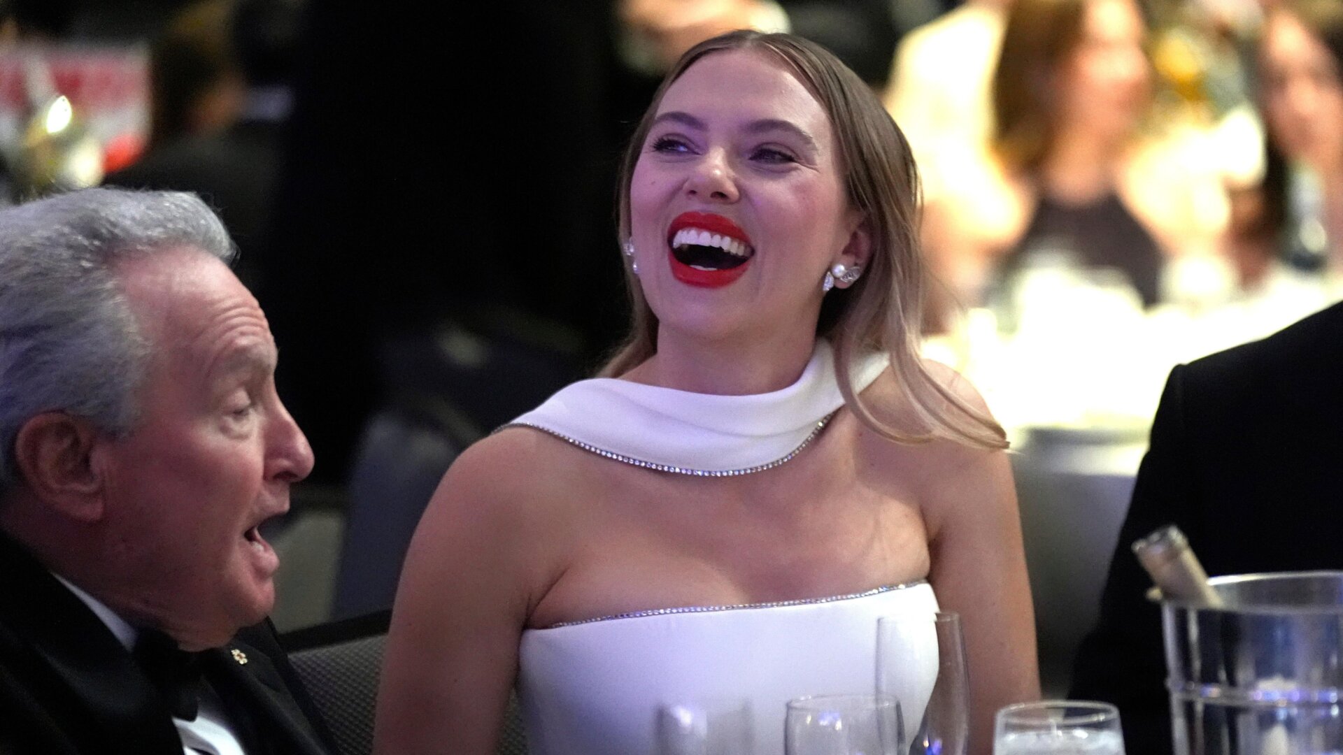 Scarlett Johansson et Lorne Michaels assistent au dîner de l’association des correspondants de la Maison Blanche au Washington Hilton, le samedi 27 avril 2024, à  Washington .