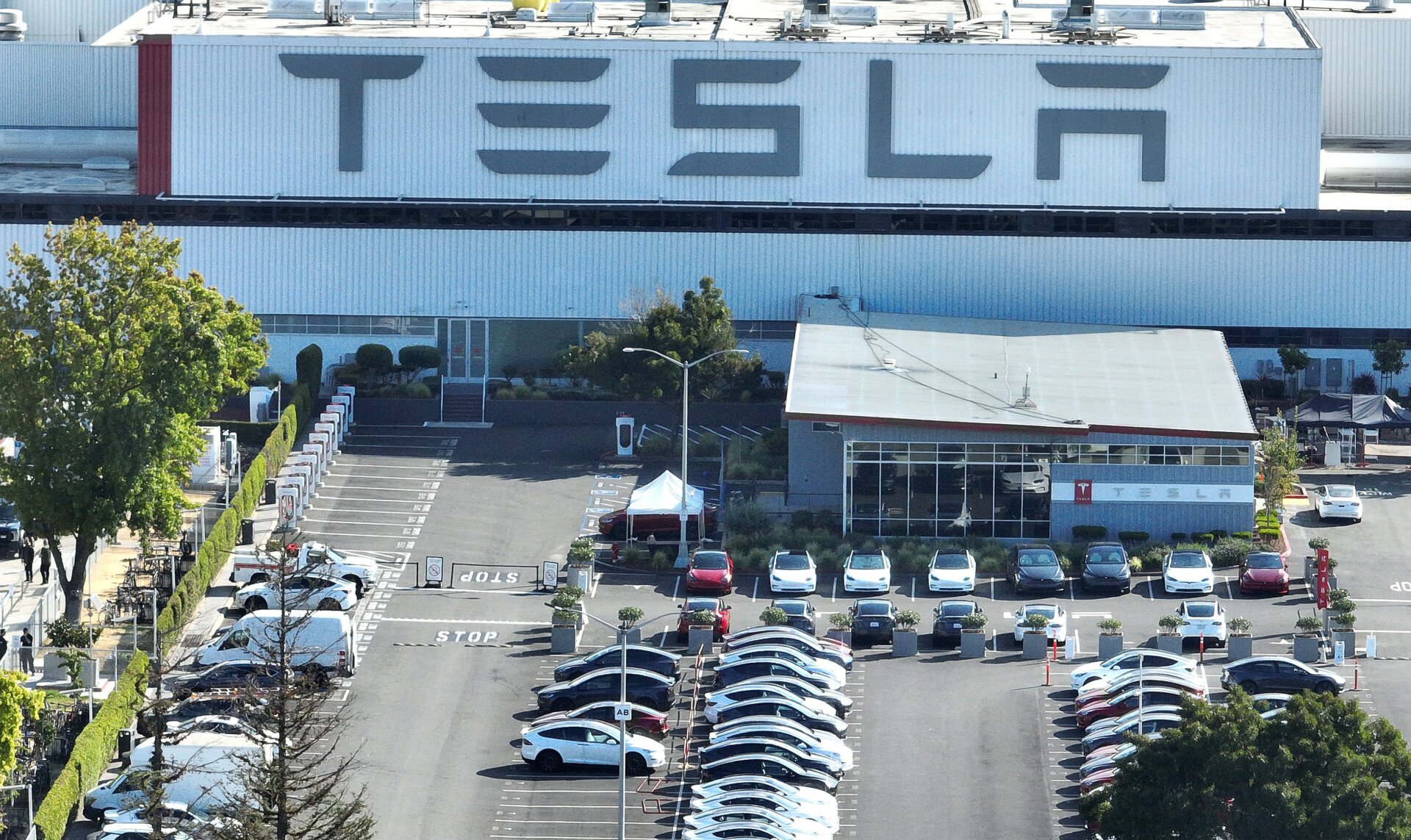 La gigantesque usine tentaculaire de Tesla à Fremont, en Californie.