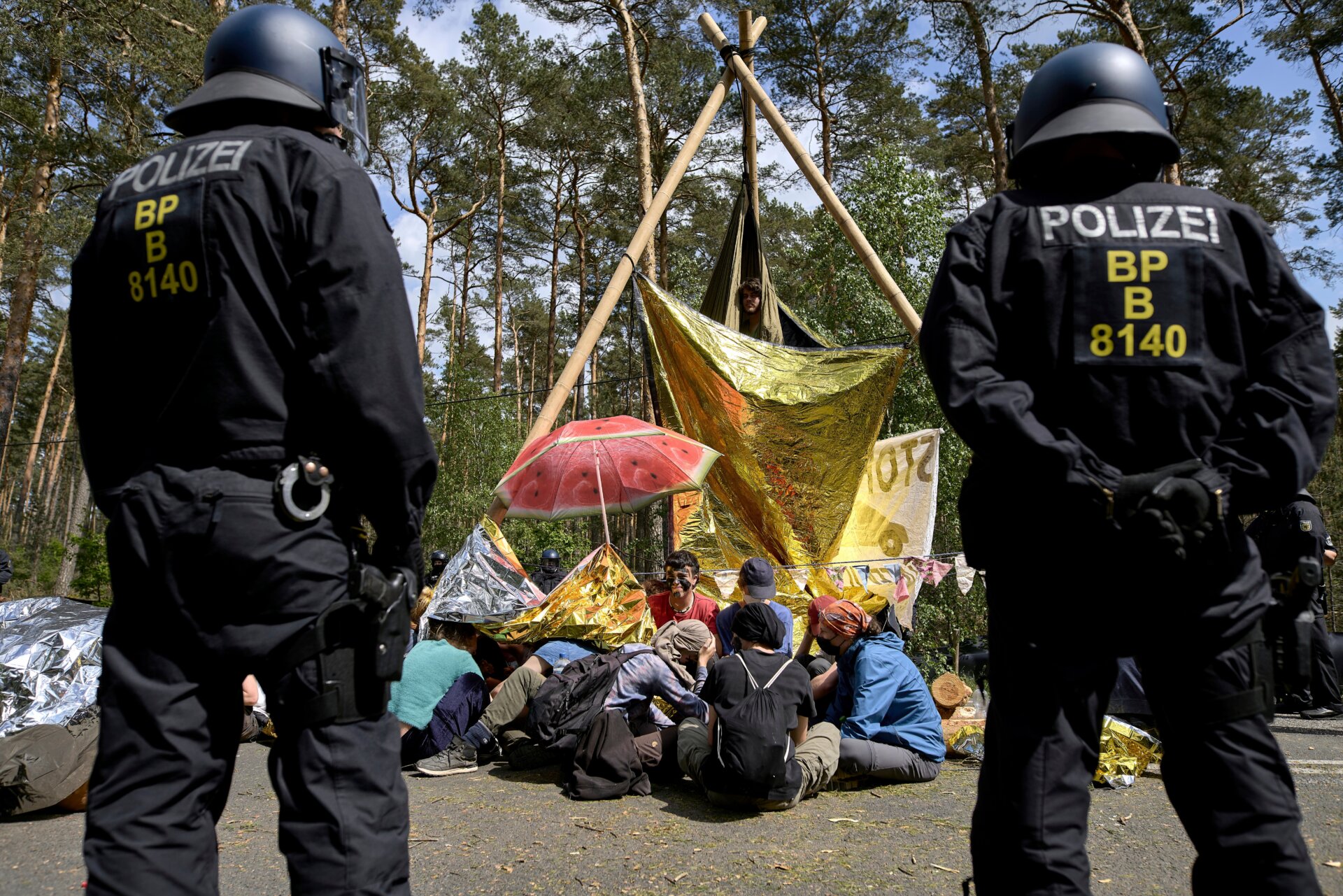 La police se tient à côté d’un barrage routier organisé par des militants lors d’une manifestation contre Tesla le 10 mai 2024.  